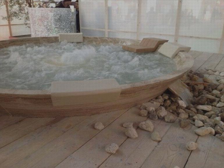 Review de baños con madera y piedra y bañera con hidromasaje