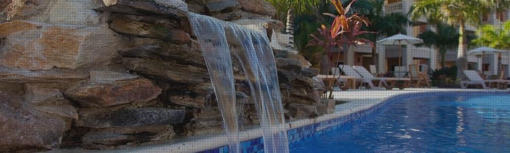 Review de cascadas en roca en pared de piscina